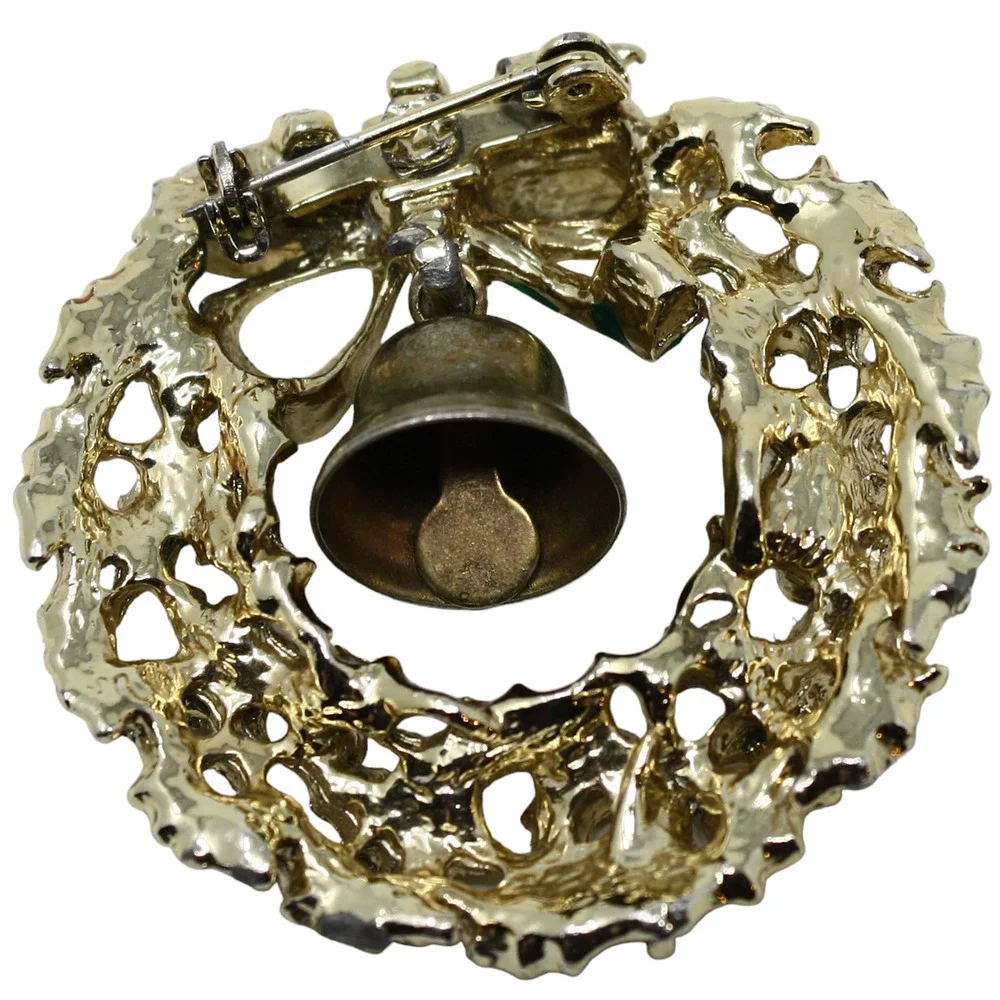 Vintage Christmas Holiday Wreath Pin w Swinging Bell 1 3/4